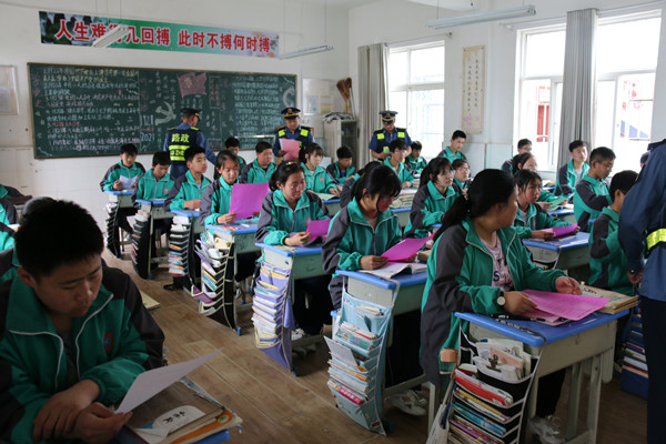 1620895922204410.jpg 尖角治超站多种形式开展路政宣传月活动2.JPG
