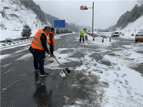 1606803591876418.jpg 人工除雪.jpg