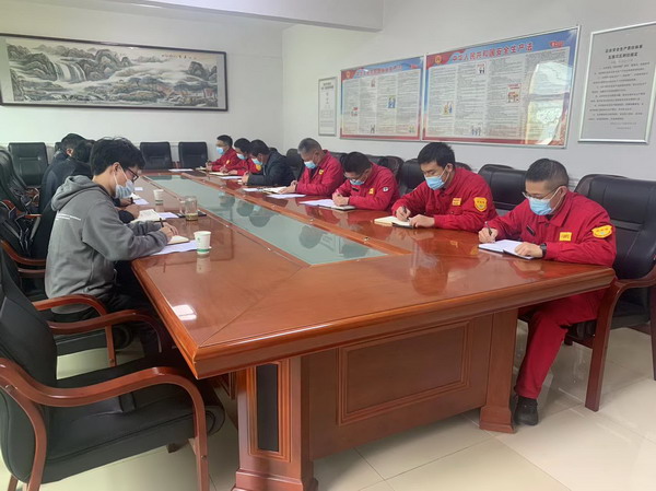 召开安全生产三年终期评估反馈问题整改交办会_调整大小.jpg