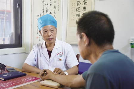 1696682407304699.jpg 刘永生给村民看病.jpg